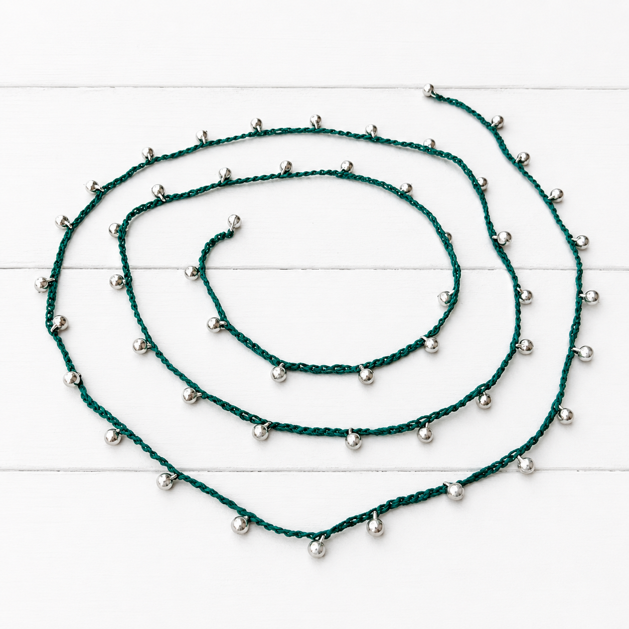 Collar abierto bolas plateadas verde
