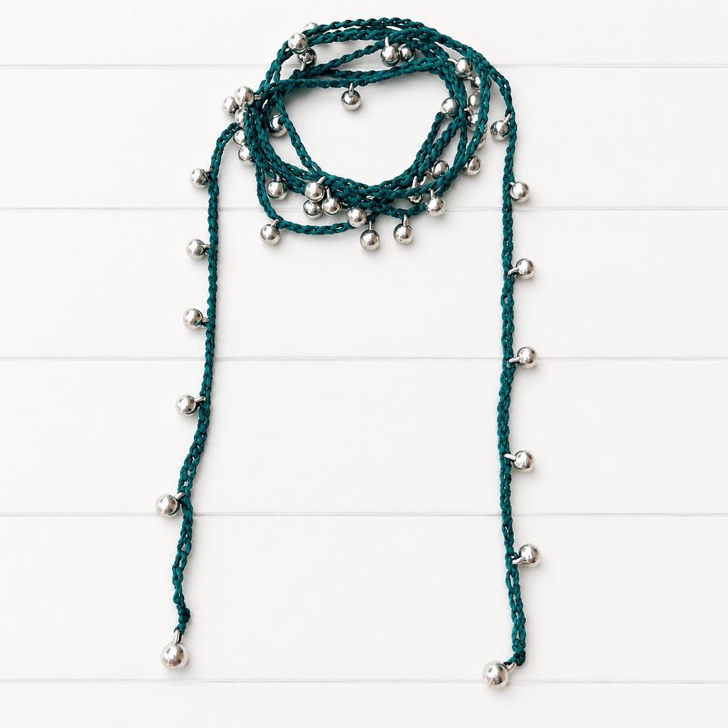 Collar abierto bolas plateadas verde