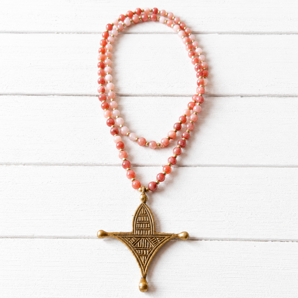 Collar tribal piedras rosas