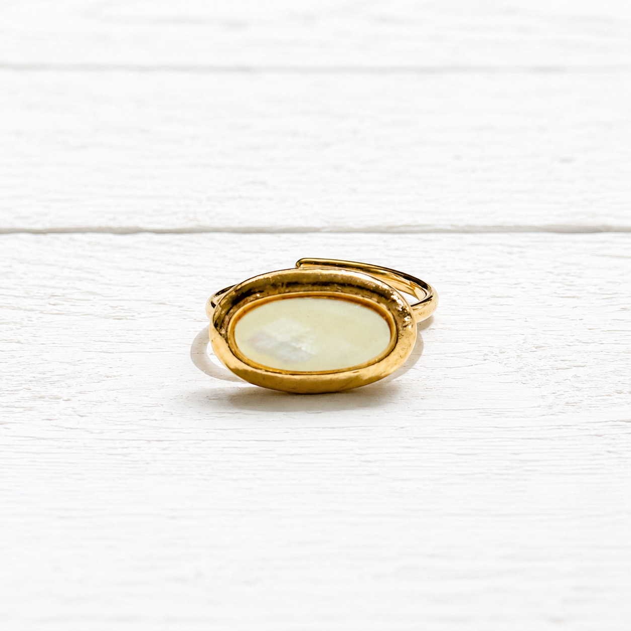 Anillo oval nacarado