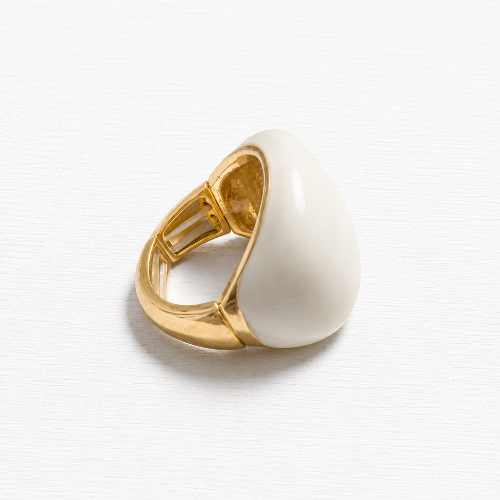 Anillo elástico dorado plano esmalte blanco metal