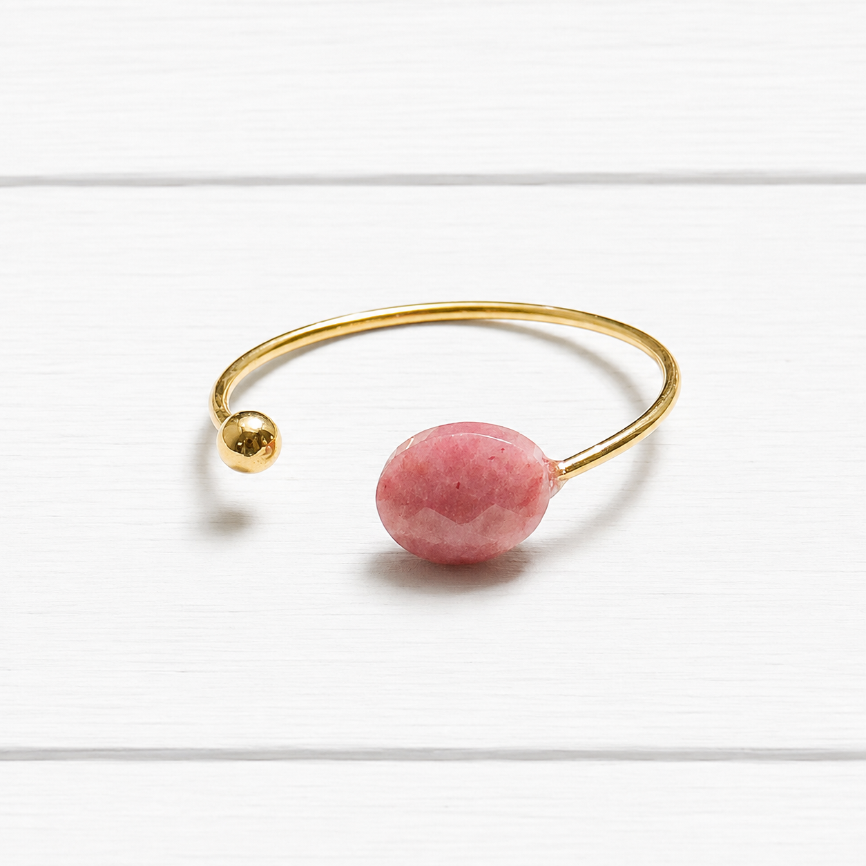 Anillo abierto piedra rosa rodocrosita acero dorado