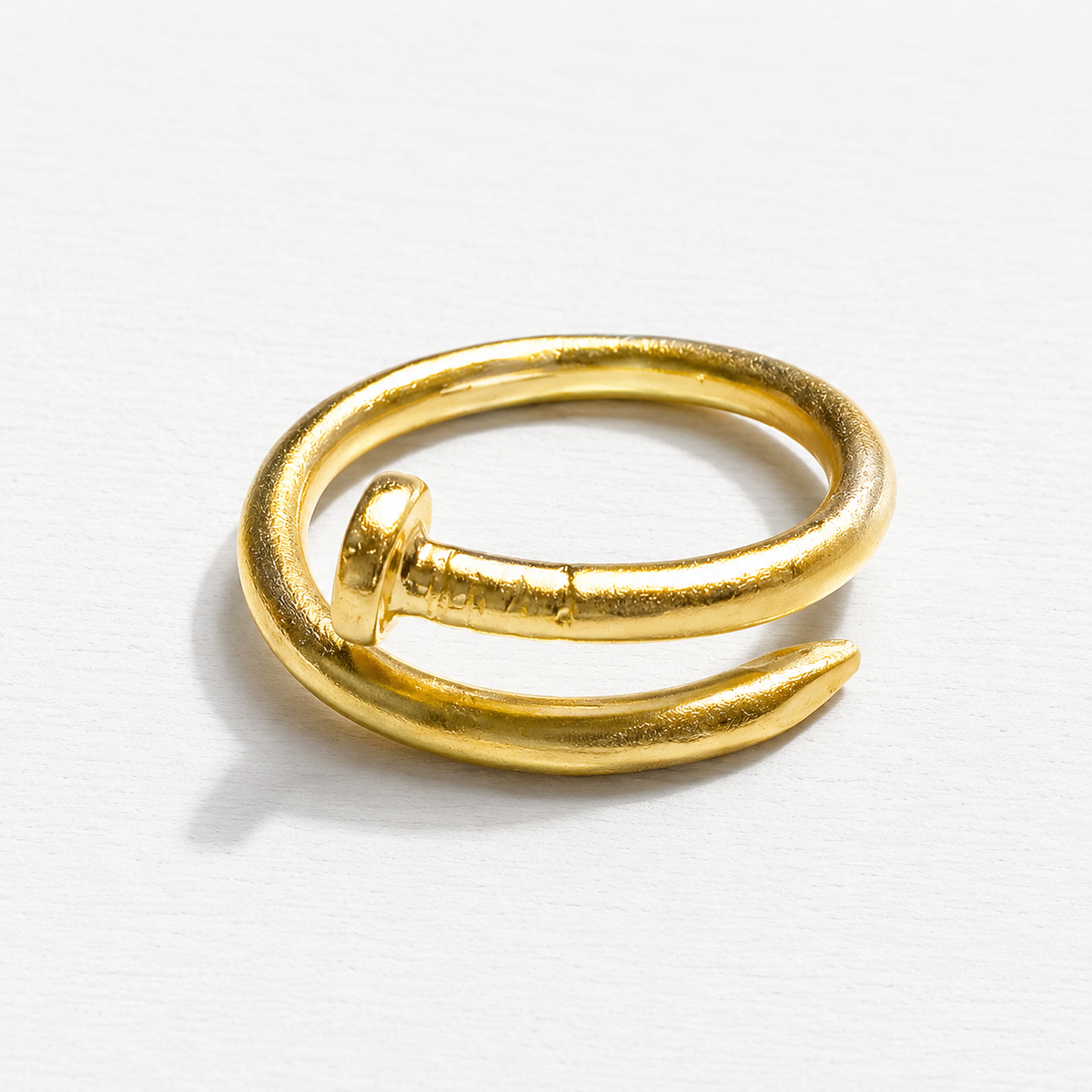 Anillo zamak dorado clavo