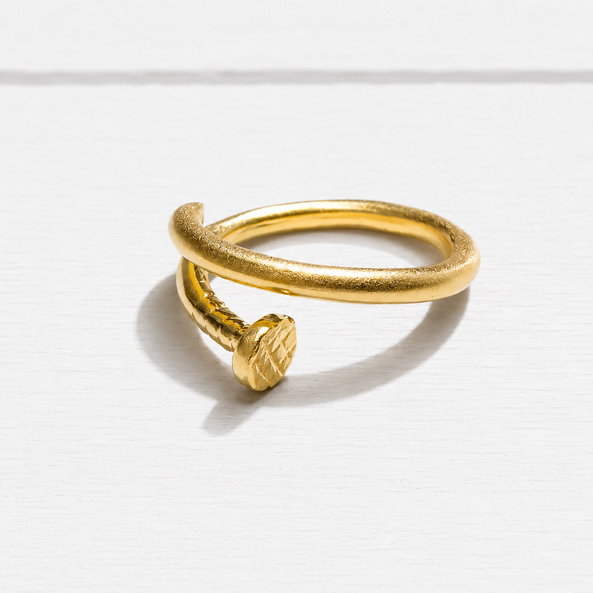Anillo zamak dorado clavo