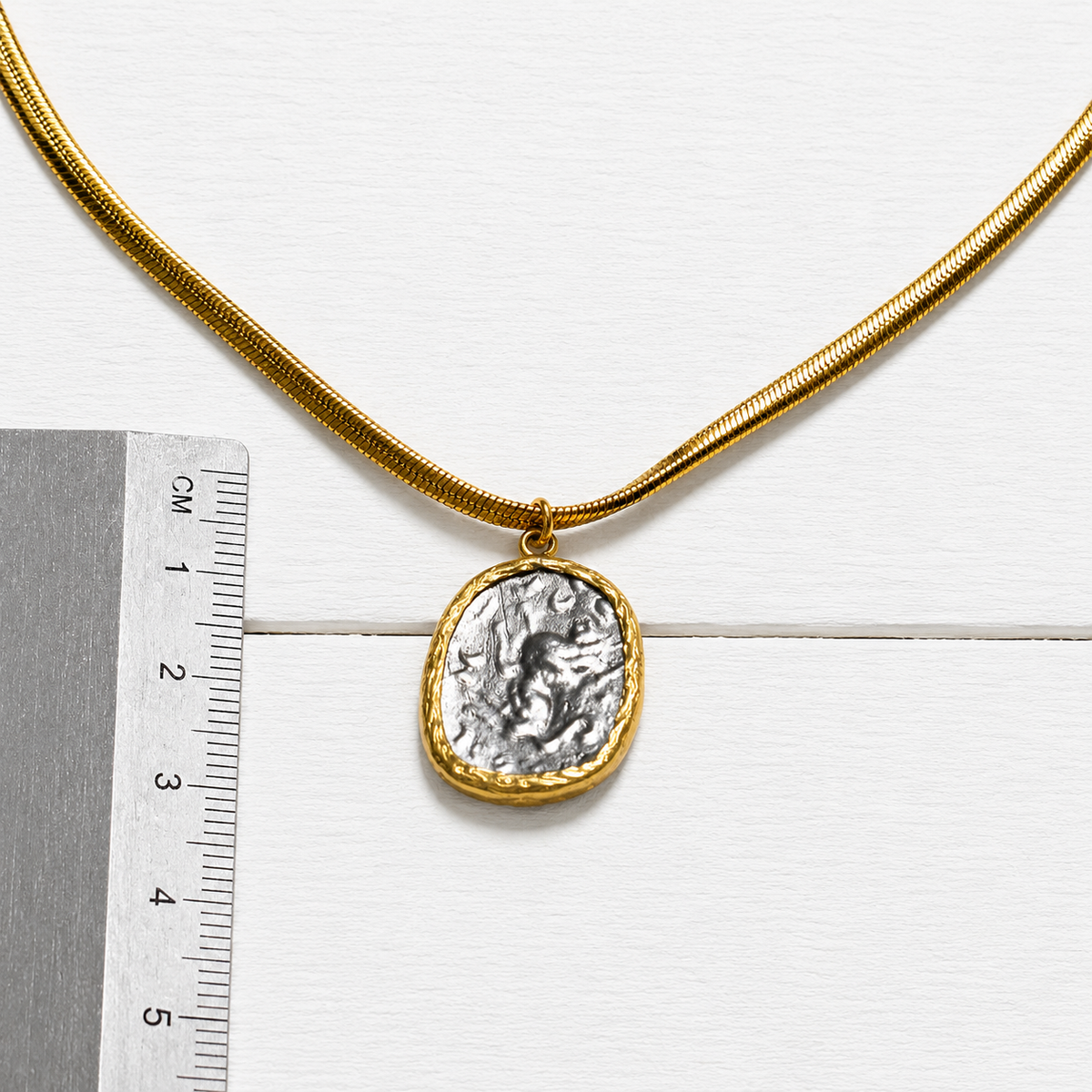 Gargantilla moneda irregular