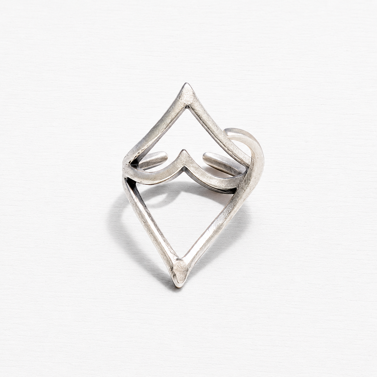 Anillo zamack plateado picos