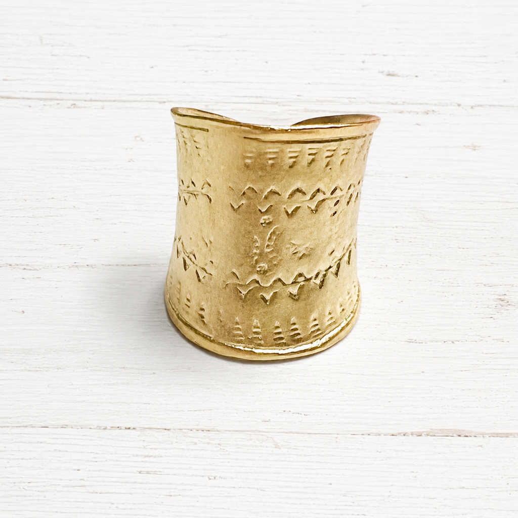 Anillo étnico zamak hipoalergénico dorado mate grabado