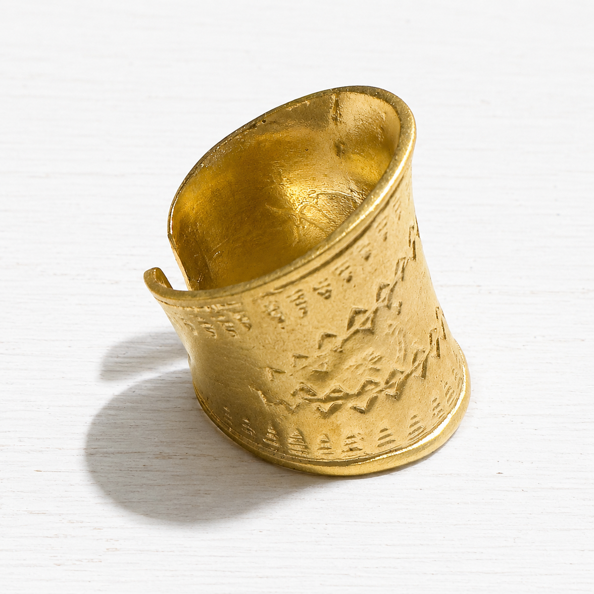 Anillo étnico zamak hipoalergénico dorado mate grabado