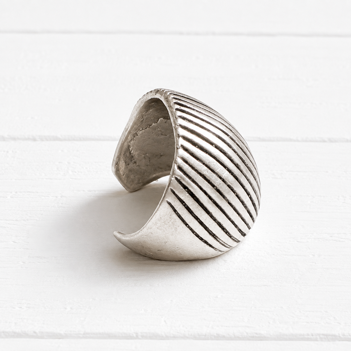 Anillo bola rayada zamak hipoalergénico plateado mate