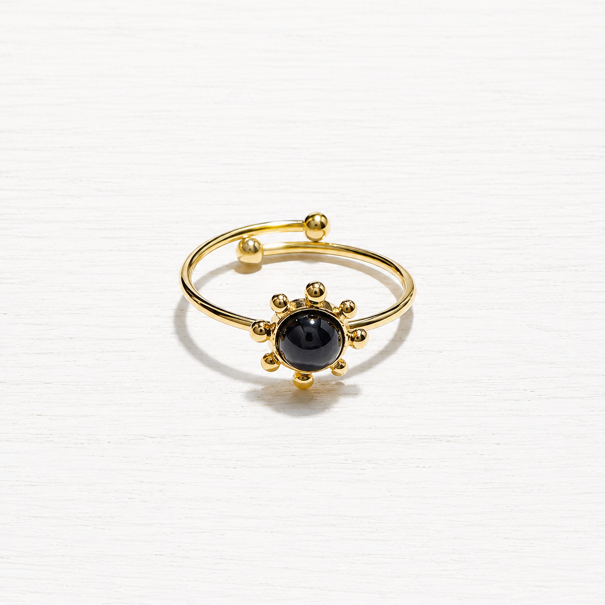Anillo acero dorado sol piedra negra