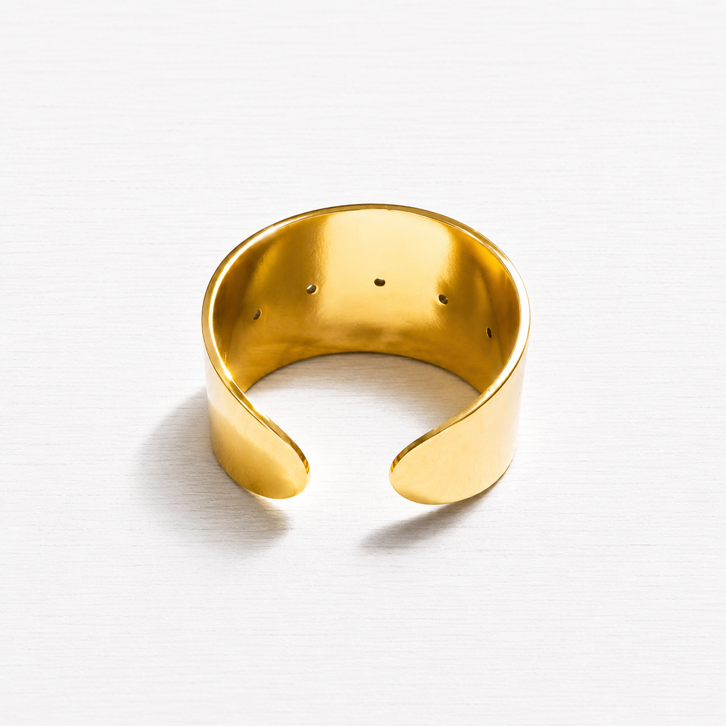 Anillo acero dorado baño oro cinco piedras ancho negro