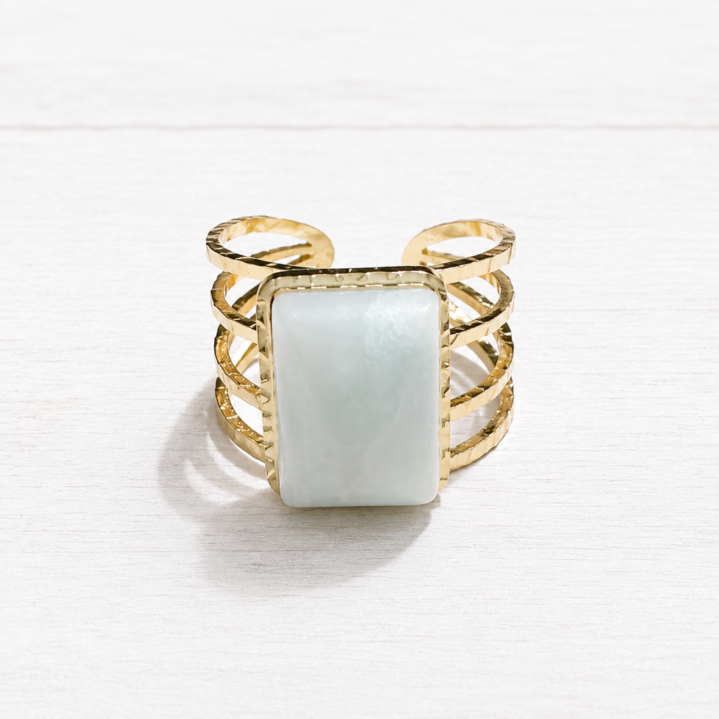 Anillo acero dorado piedra rectangular agua
