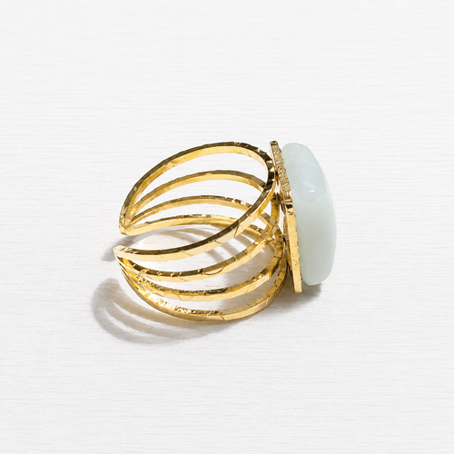 Anillo acero dorado piedra rectangular agua