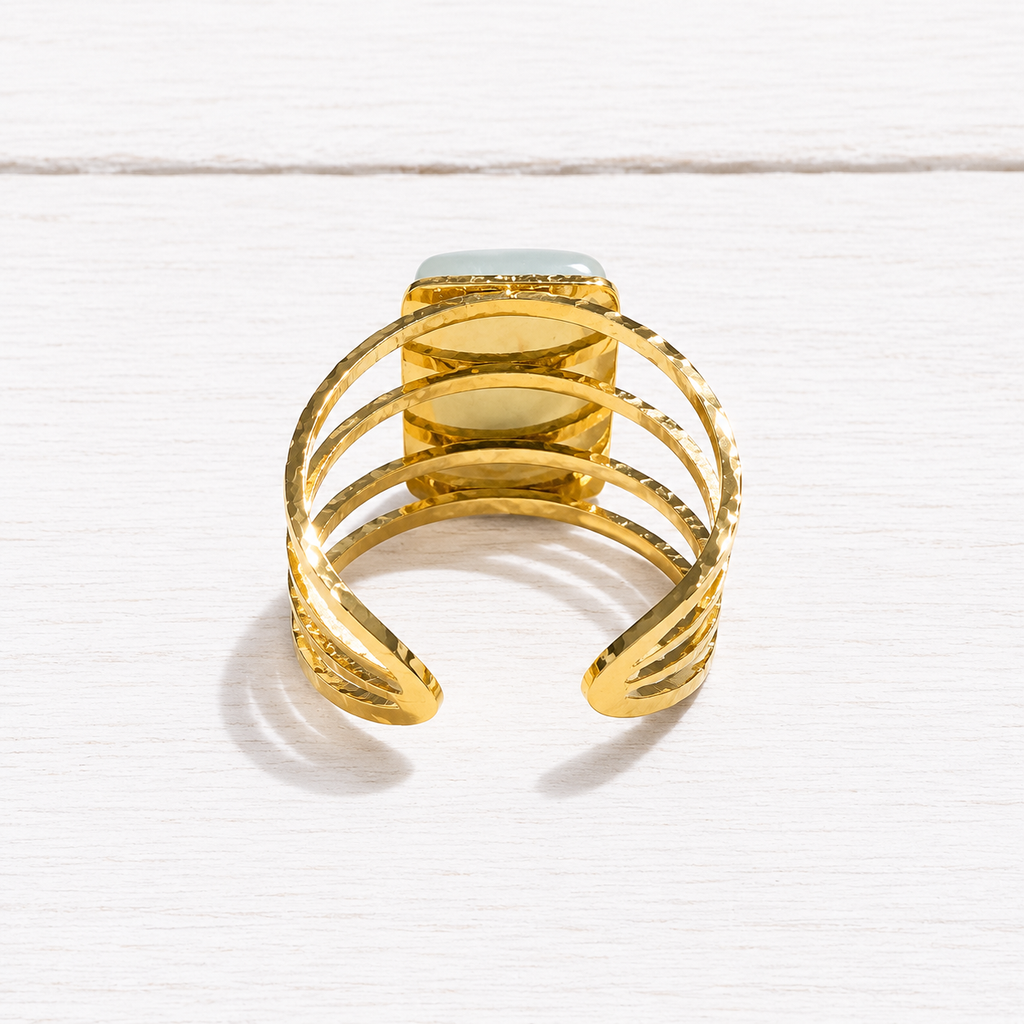 Anillo acero dorado piedra rectangular agua