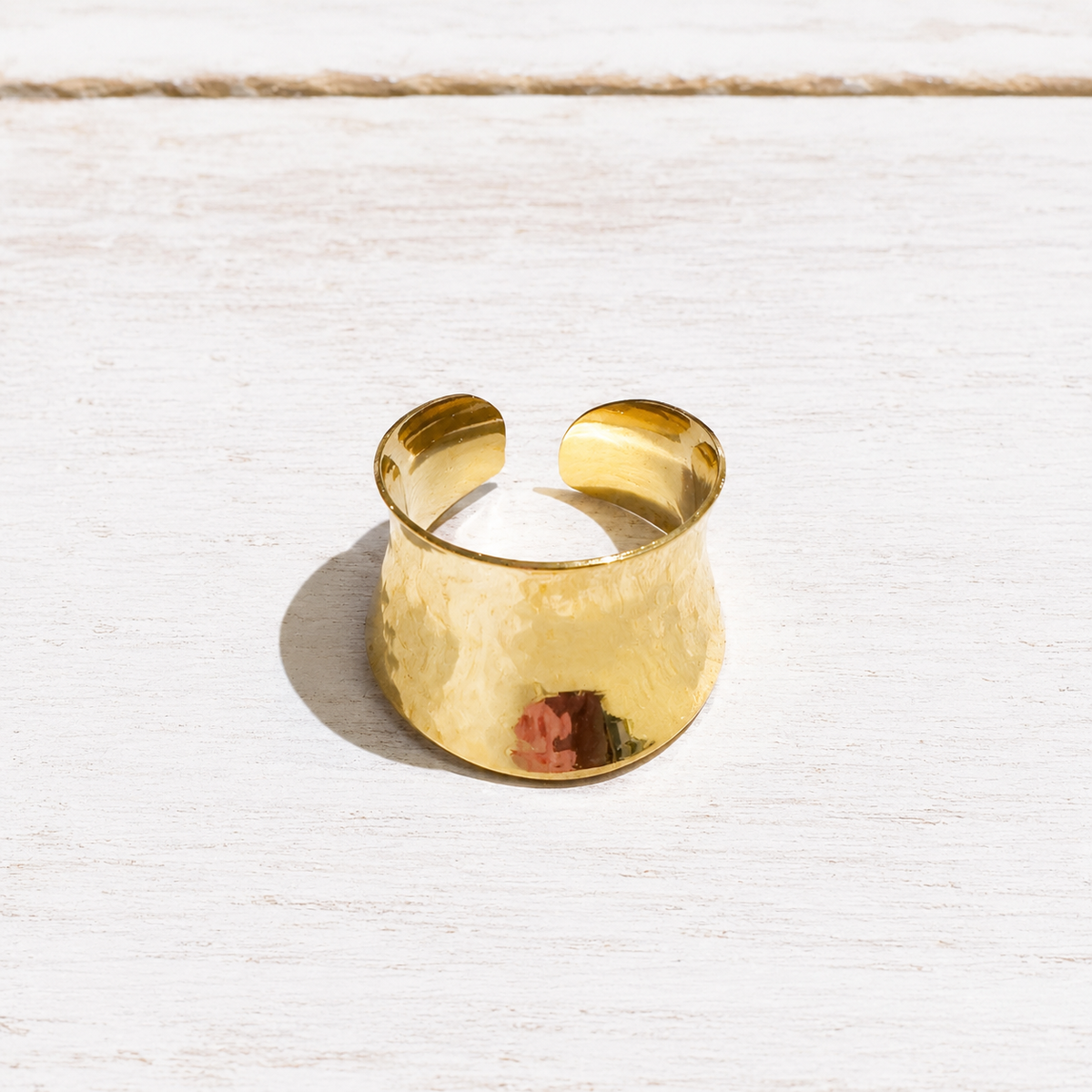Anillo acero dorado cóncavo