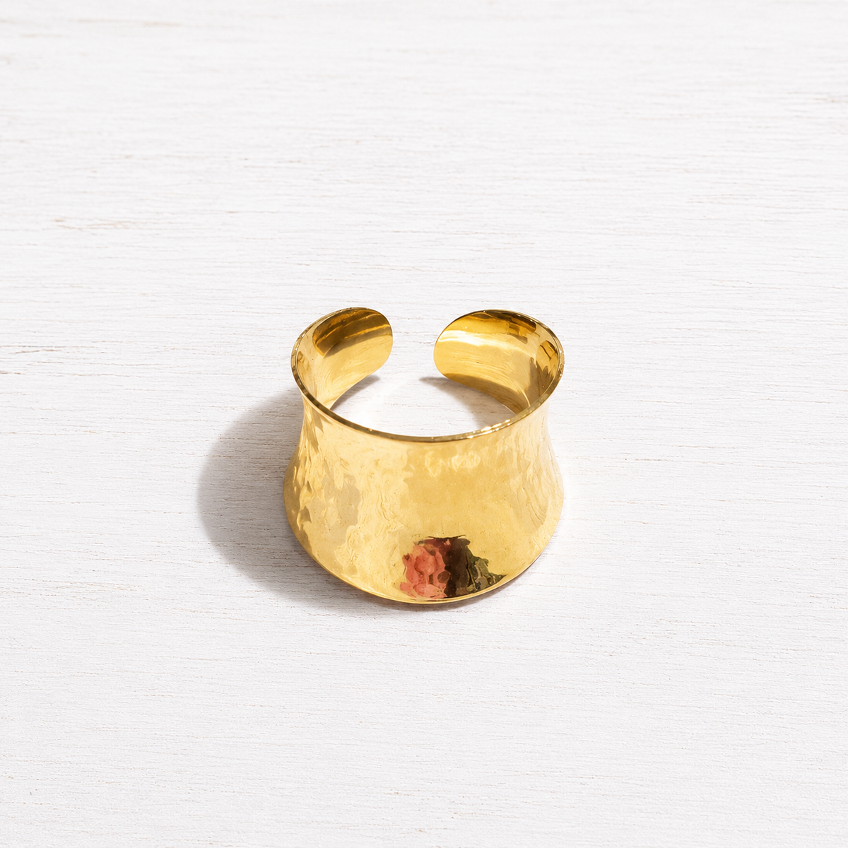 Anillo acero dorado cóncavo