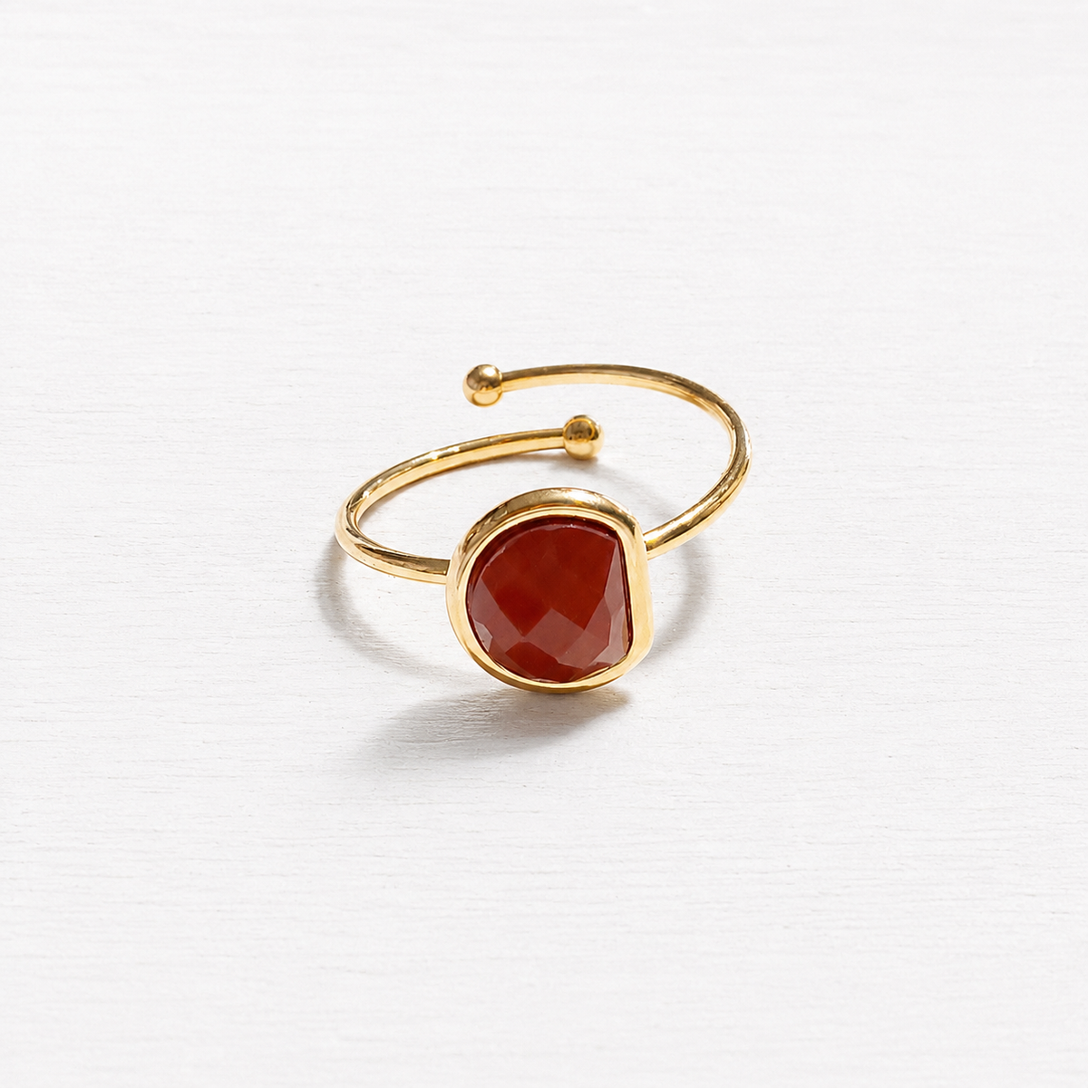 Anillo acero dorado semicírculo piedra facetada teja