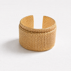 Anillo metal dorado rugoso