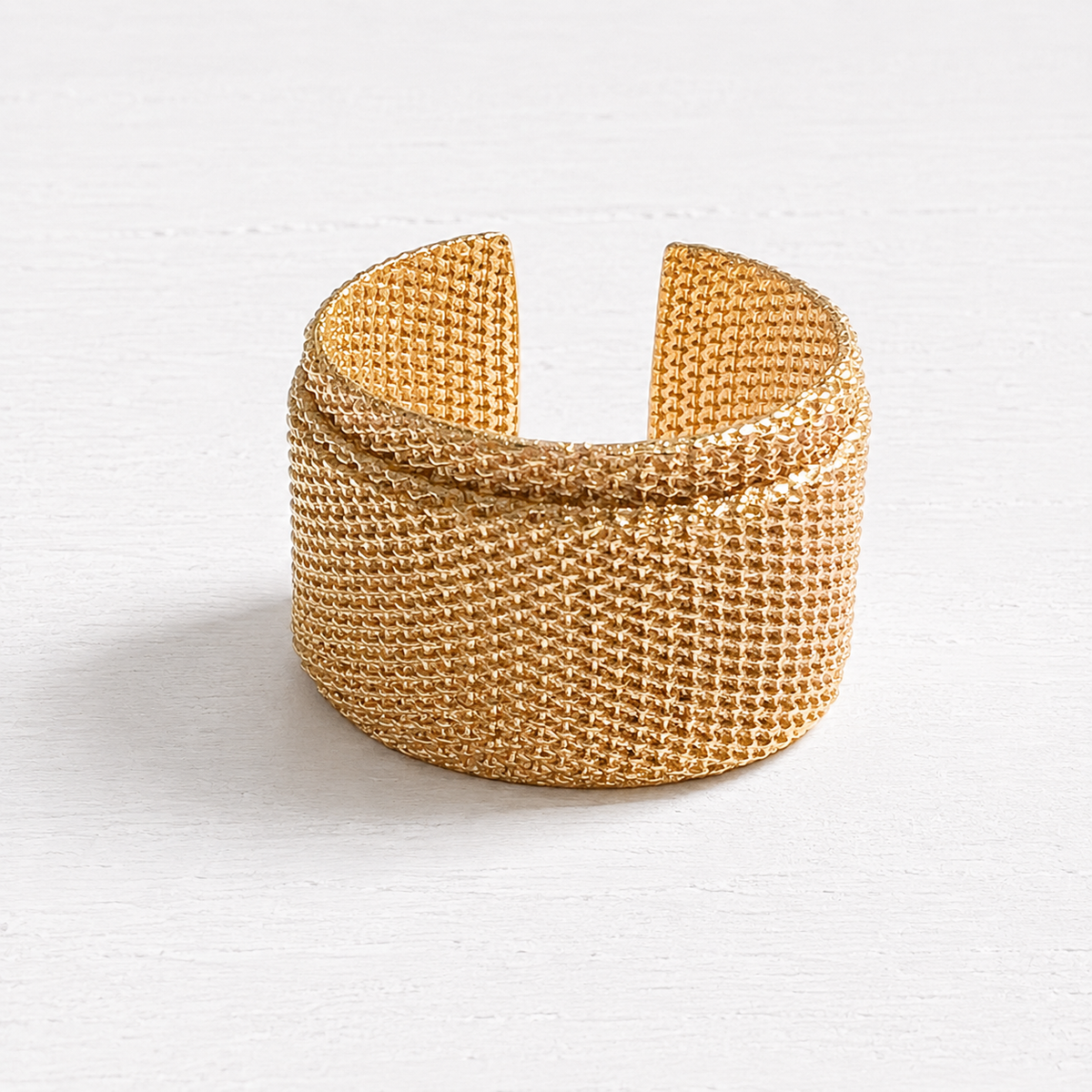Anillo metal dorado rugoso