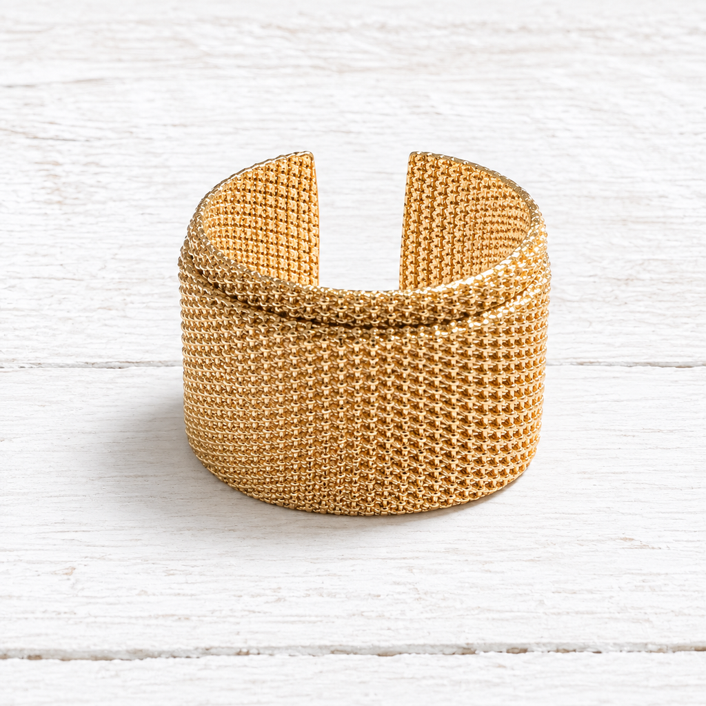 Anillo metal dorado rugoso