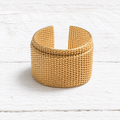 Anillo metal dorado rugoso
