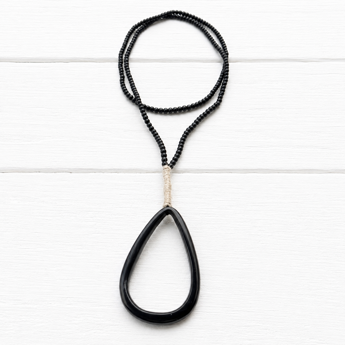 Collar gota negra y cuerda